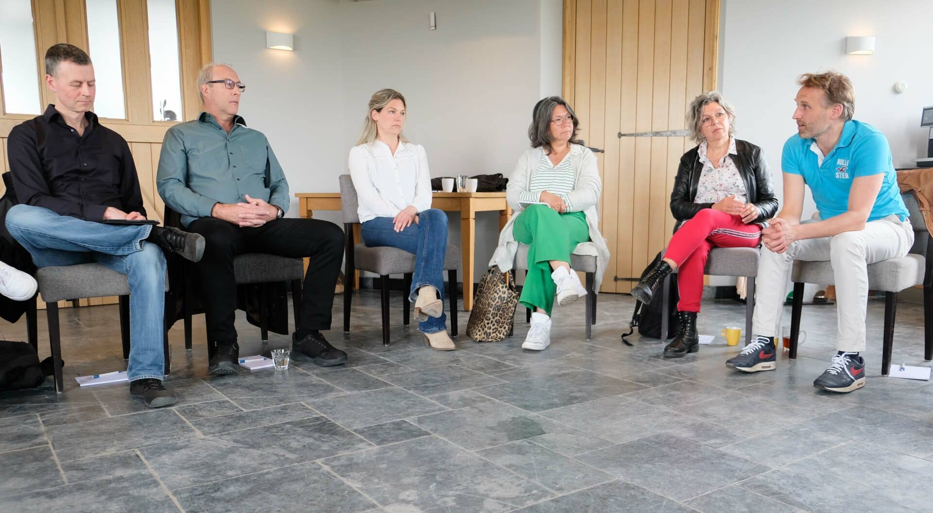 Team in gesprek tijdens training of ontwikkelsessie